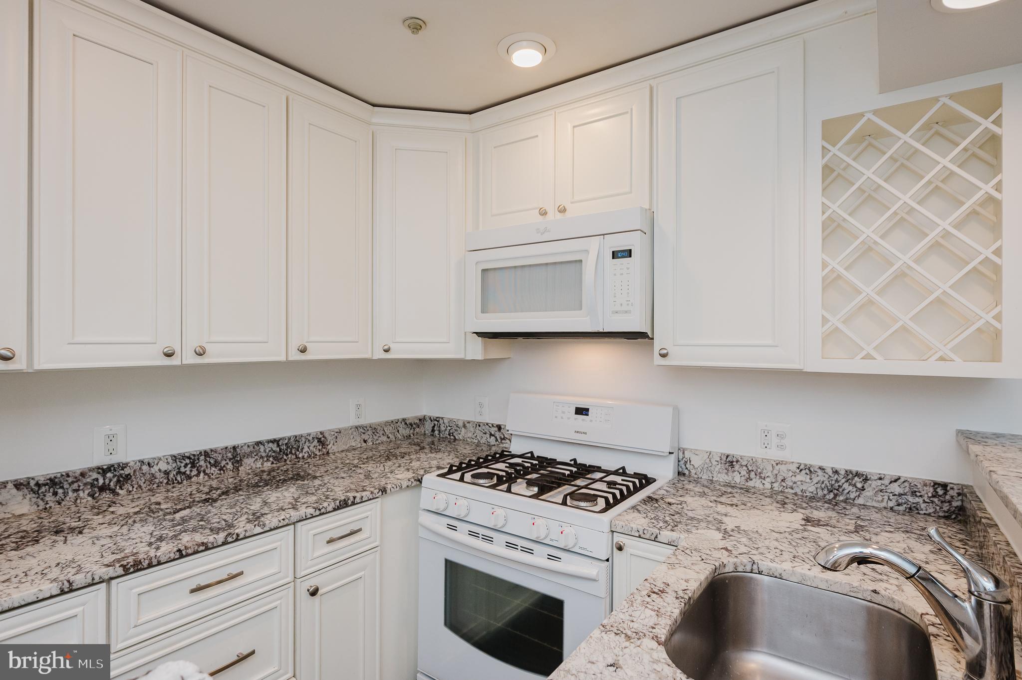 6830 H Hayley Ridge Way, Unit H Baltimore, MD 21209 - Photo 13 of 43 Gas cooking