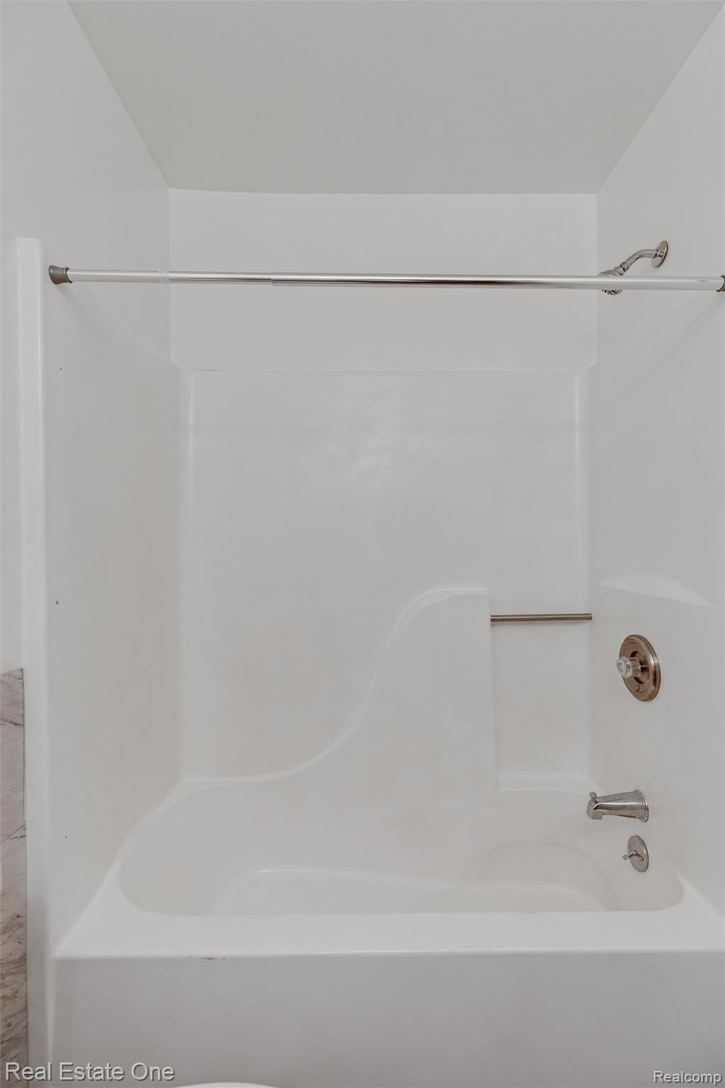 1361 Lochaven Road Waterford, MI 48327 - Photo 18 of 20 Bath 2_2.jpg