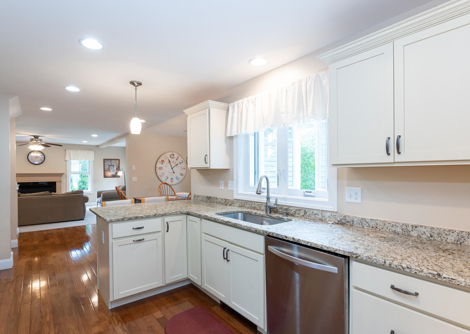 94 Robinson Road Nashua, NH 03060 - Photo 7 of 40