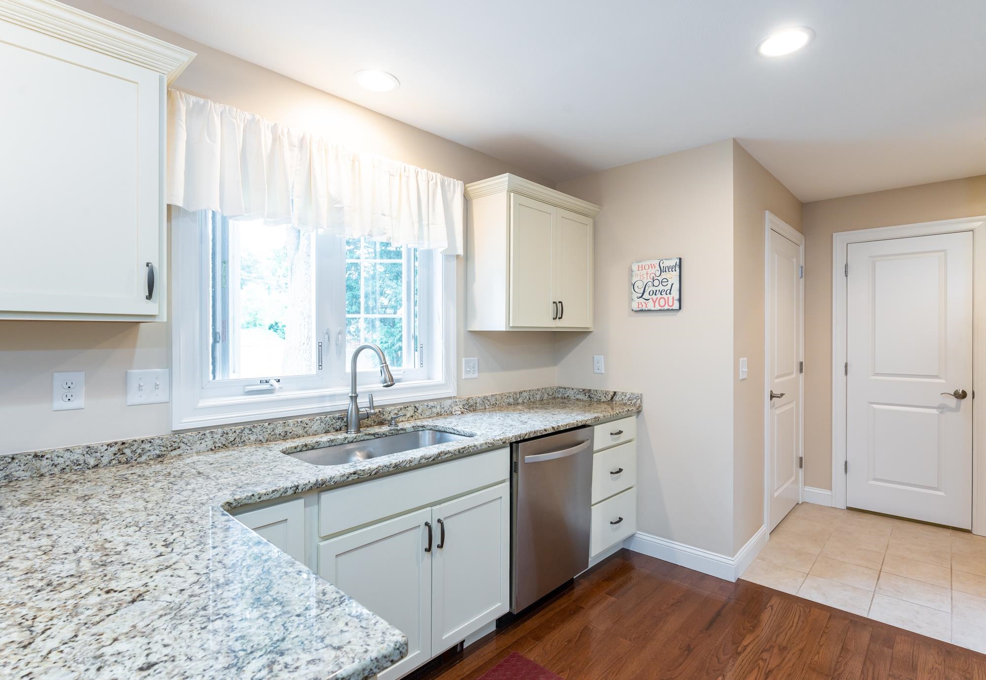 94 Robinson Road Nashua, NH 03060 - Photo 10 of 40