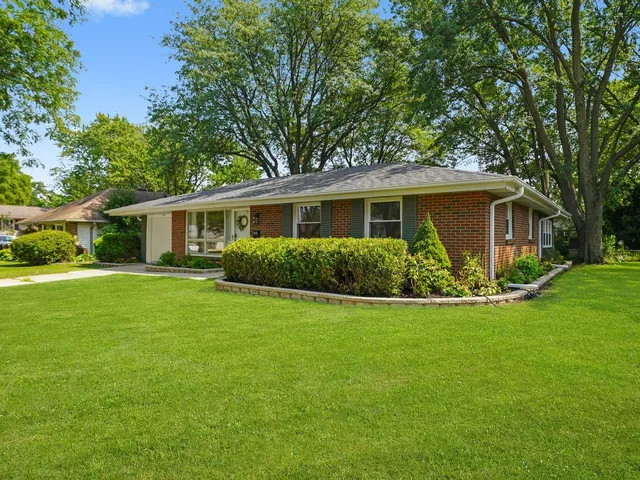 a view of a house with a backyard