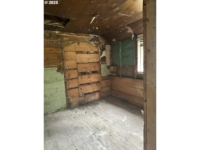 a view of room with walk in closet