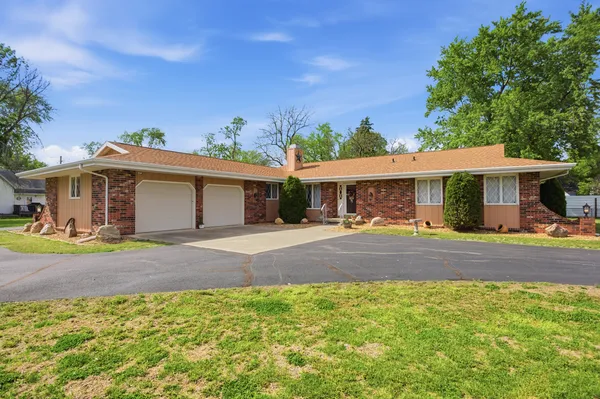 $214,900 | 208 Water Street, Kansas, IL 61933