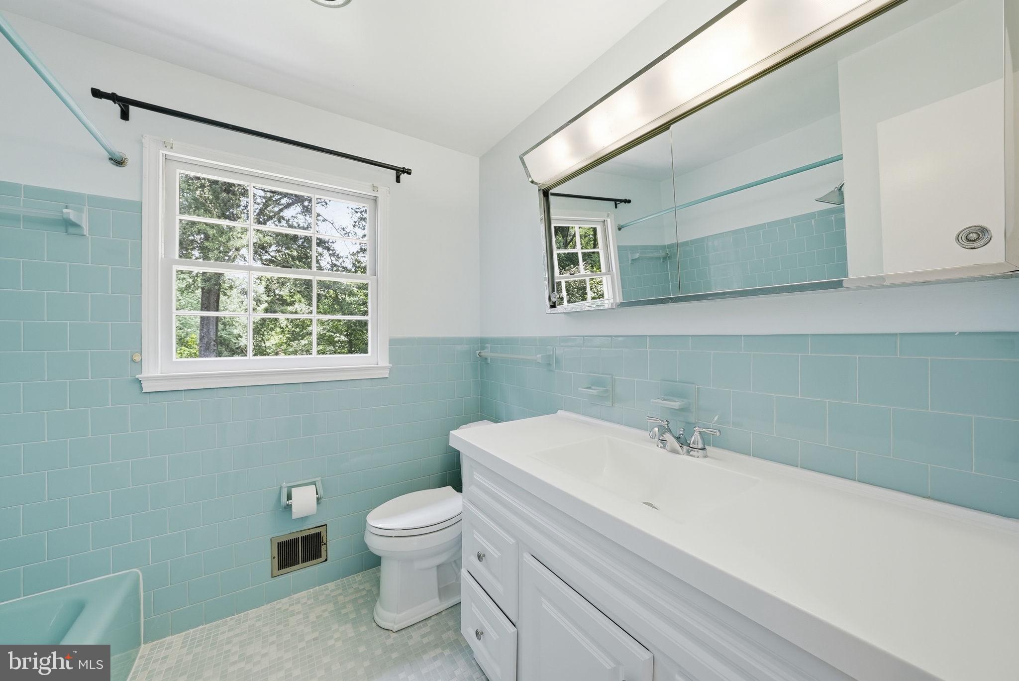8640 Gateshead Road Alexandria, VA 22309 - Photo 16 of 33 Upper Level Full Bath