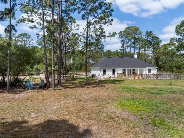 a view of a house with backyard