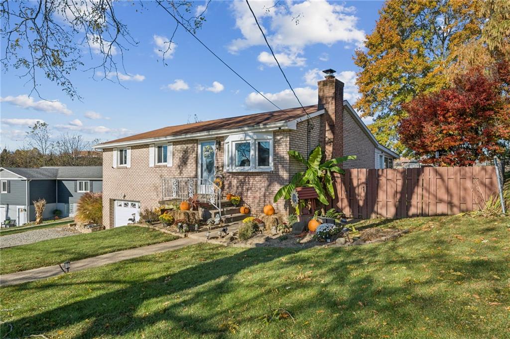 a view of a house with backyard