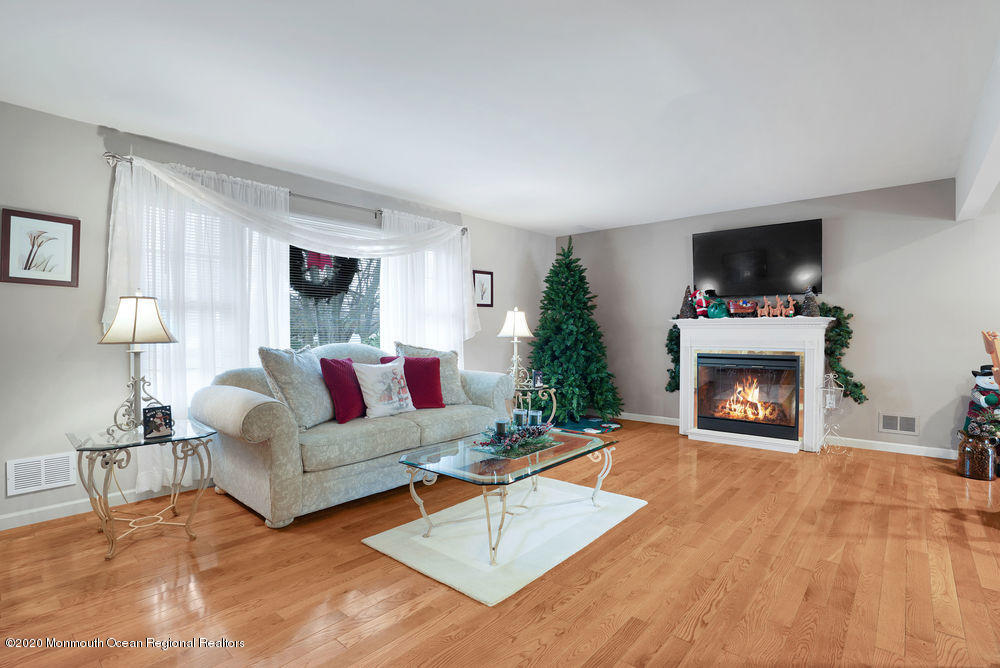 124 Stillwells Corner Road Freehold, NJ 07728 - Photo 6 of 41 020_dsc02965
