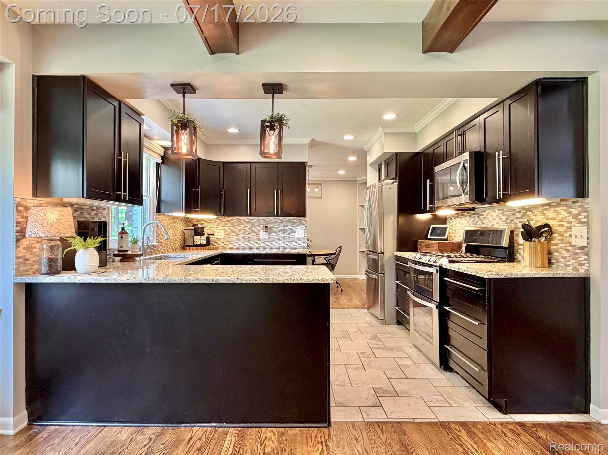 337 Beechview Drive Rochester, MI 48306 - Photo 11 of 54 Updated kitchen