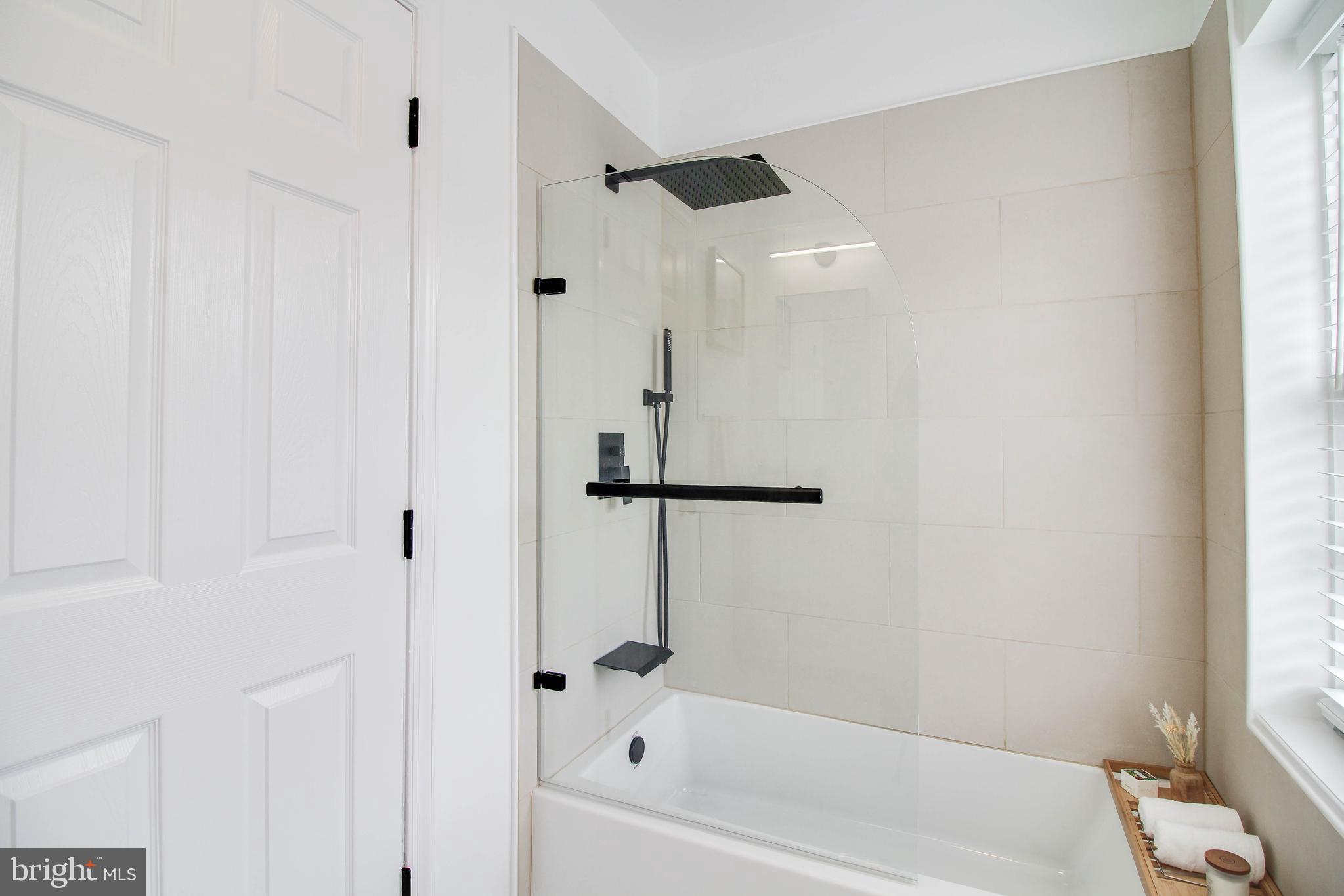 402 South Dallas Street Baltimore, MD 21231 - Photo 27 of 38 Rain shower head