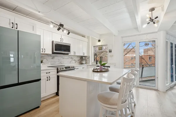 $179,900 | 1860 Sherman Avenue, Unit 7NE, Evanston, IL 60201