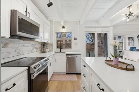 $189,900 | 1860 Sherman Avenue, Unit 7NE, Evanston, IL 60201