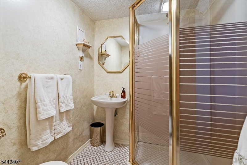 8 Alyson Drive Fairfield, NJ 07004 - Photo 22 of 34