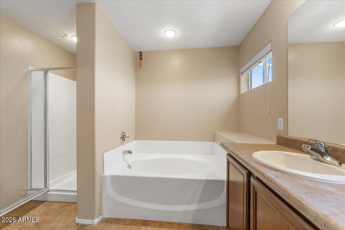 813 Alfonse Road Clarkdale, AZ 86324 - Photo 19 of 41 a bathroom with a bathtub and a sink