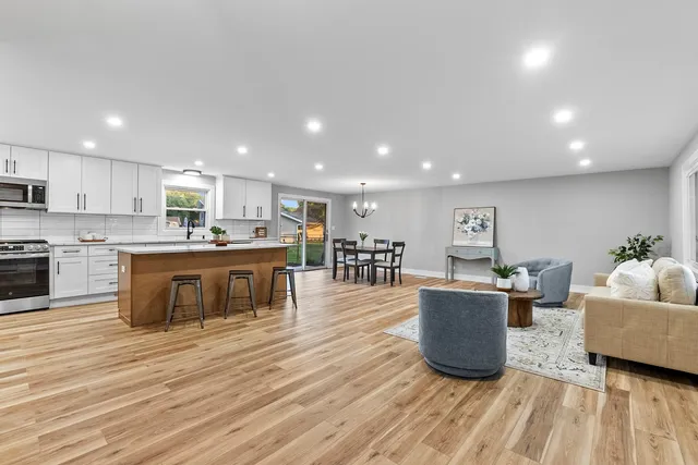 $619,900 | 305 Williams Drive, Schaumburg, IL 60193