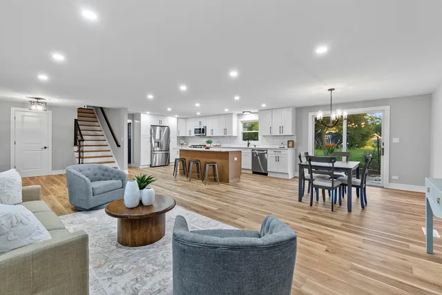 $619,900 | 305 Williams Drive, Schaumburg, IL 60193