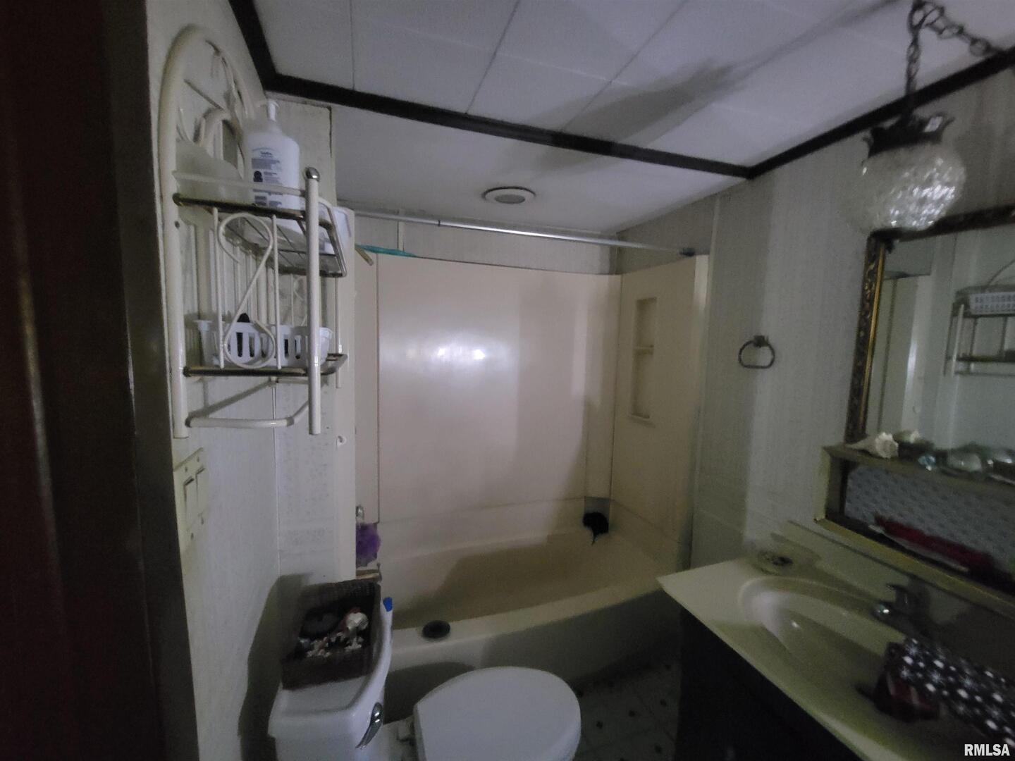 905 West Monroe Street Herrin, IL 62948 - Photo 11 of 14 a bathroom with a sink toilet tub and shower