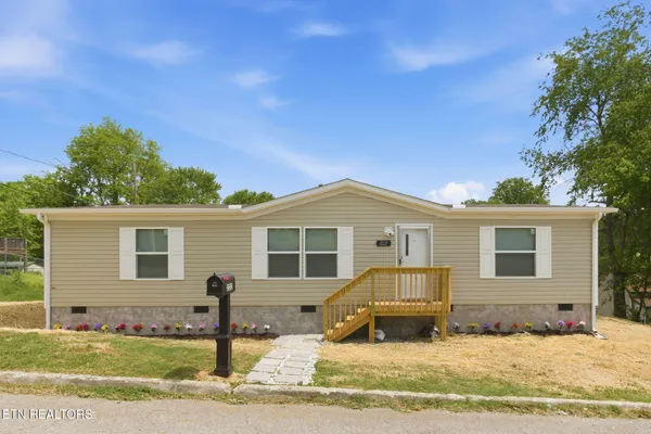 $269,900 | 222 Virginia Avenue Northwest, Harriman, TN 37748
