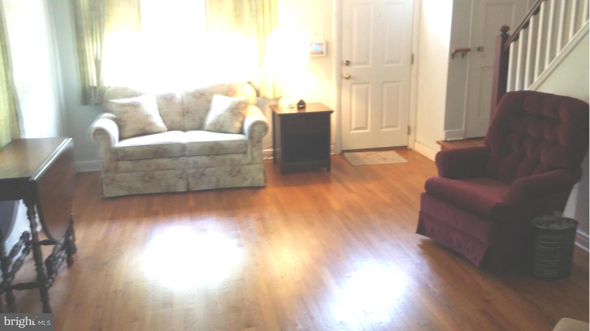 52 Hillvale Road Baltimore, MD 21229 - Photo 7 of 21 Living Room