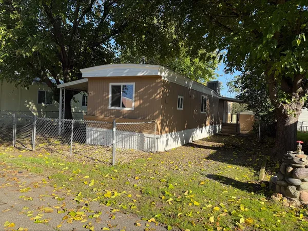a view of a house with backyard