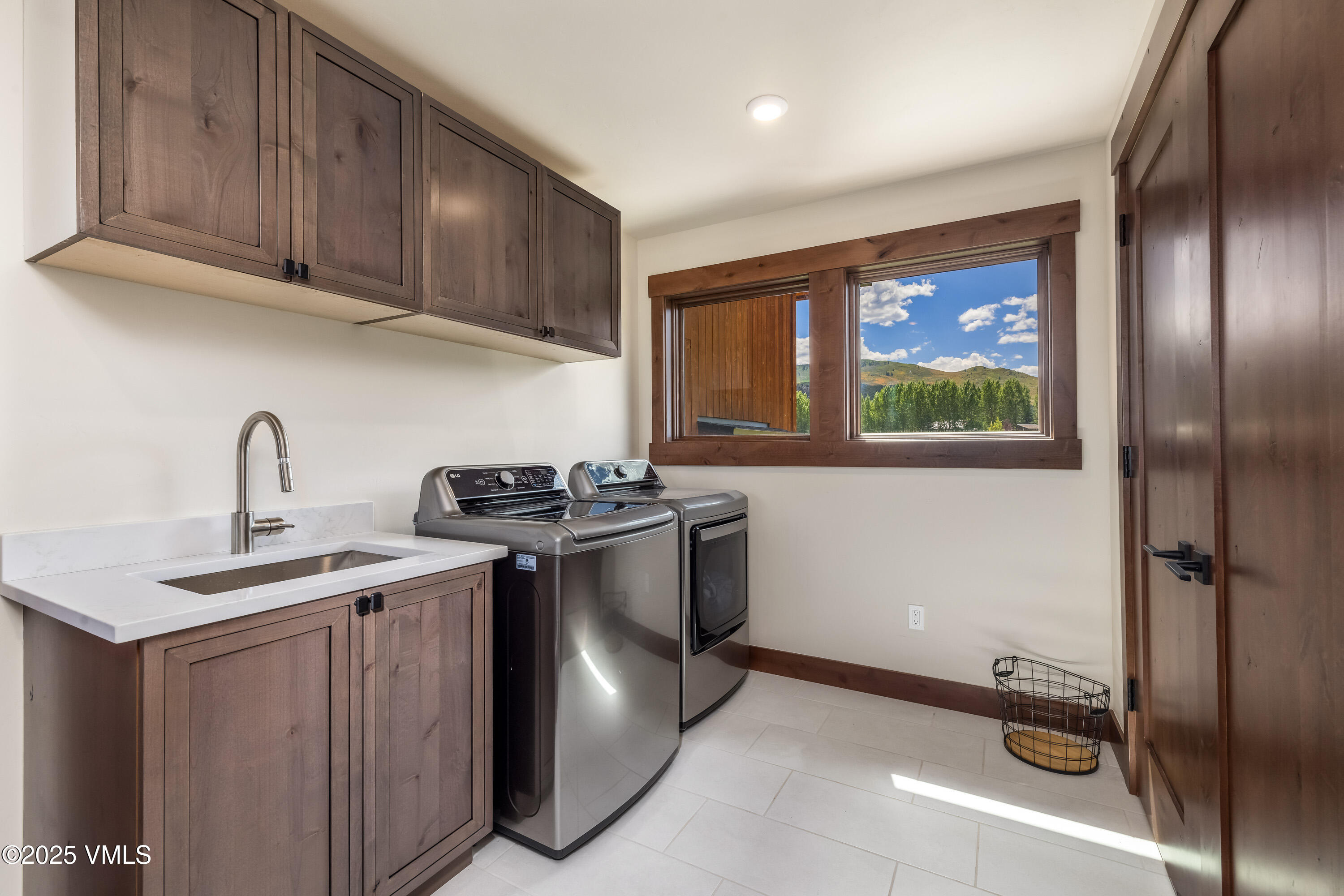 664 Hunters View Lane Eagle, CO 81631 - Photo 18 of 35 a kitchen with stainless steel appliances granite countertop a sink stove and refrigerator