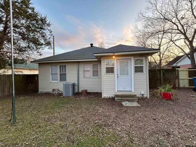 $1,450 | 407 East Blair Street, Mineola, TX 75773