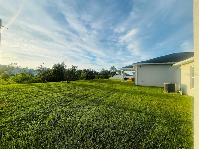 a view of a backyard