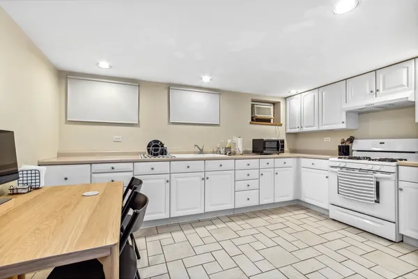 $1,450 | 403 South Hough Street, Unit LL, Barrington, IL 60010