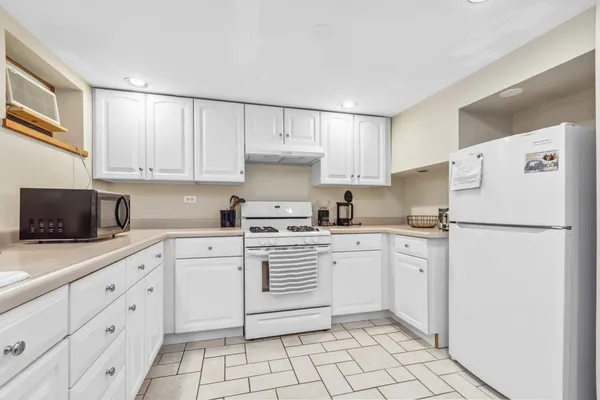 $1,450 | 403 South Hough Street, Unit LL, Barrington, IL 60010