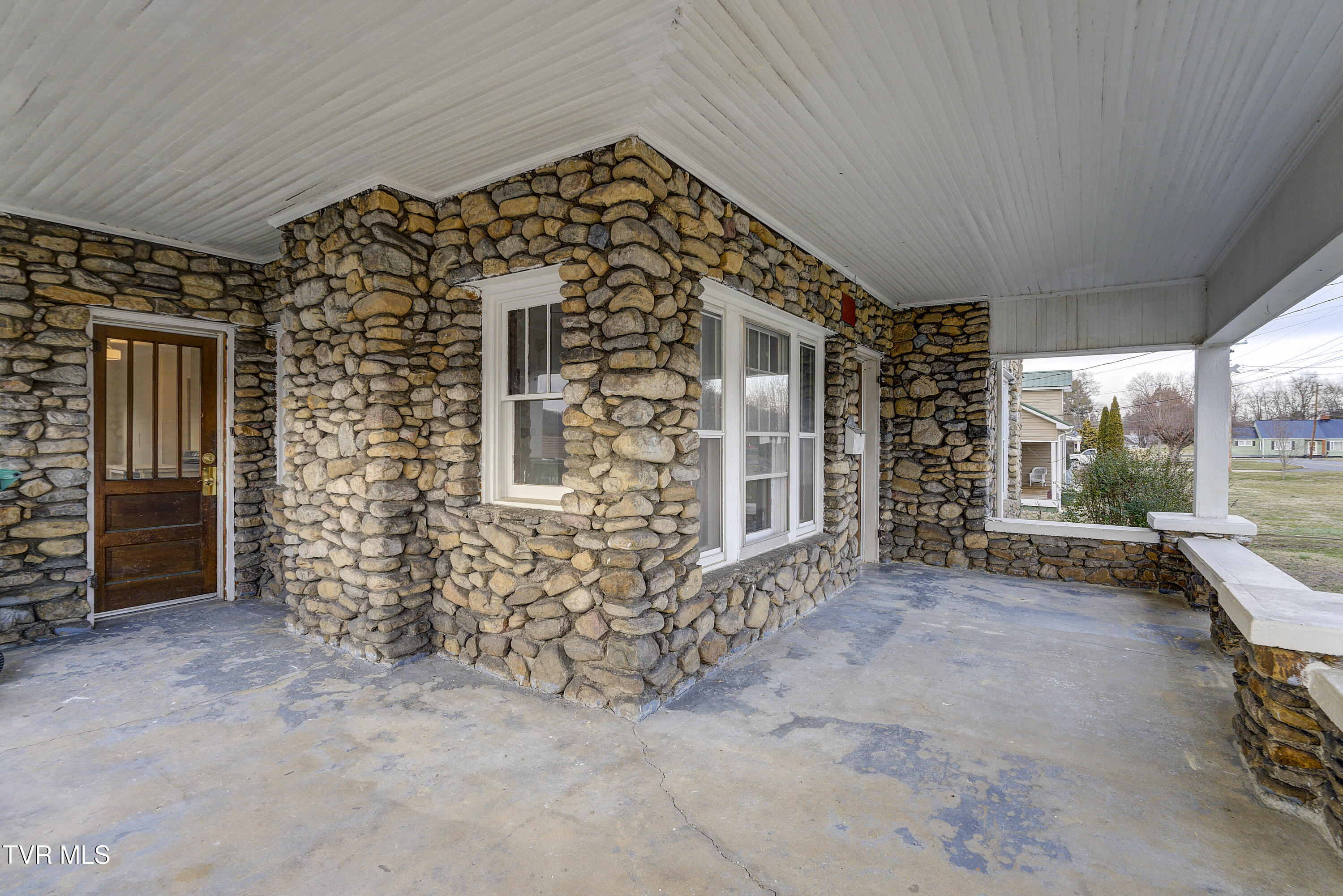 1027 North Elm Avenue Erwin, TN 37650 - Photo 4 of 32 DElmAve--26