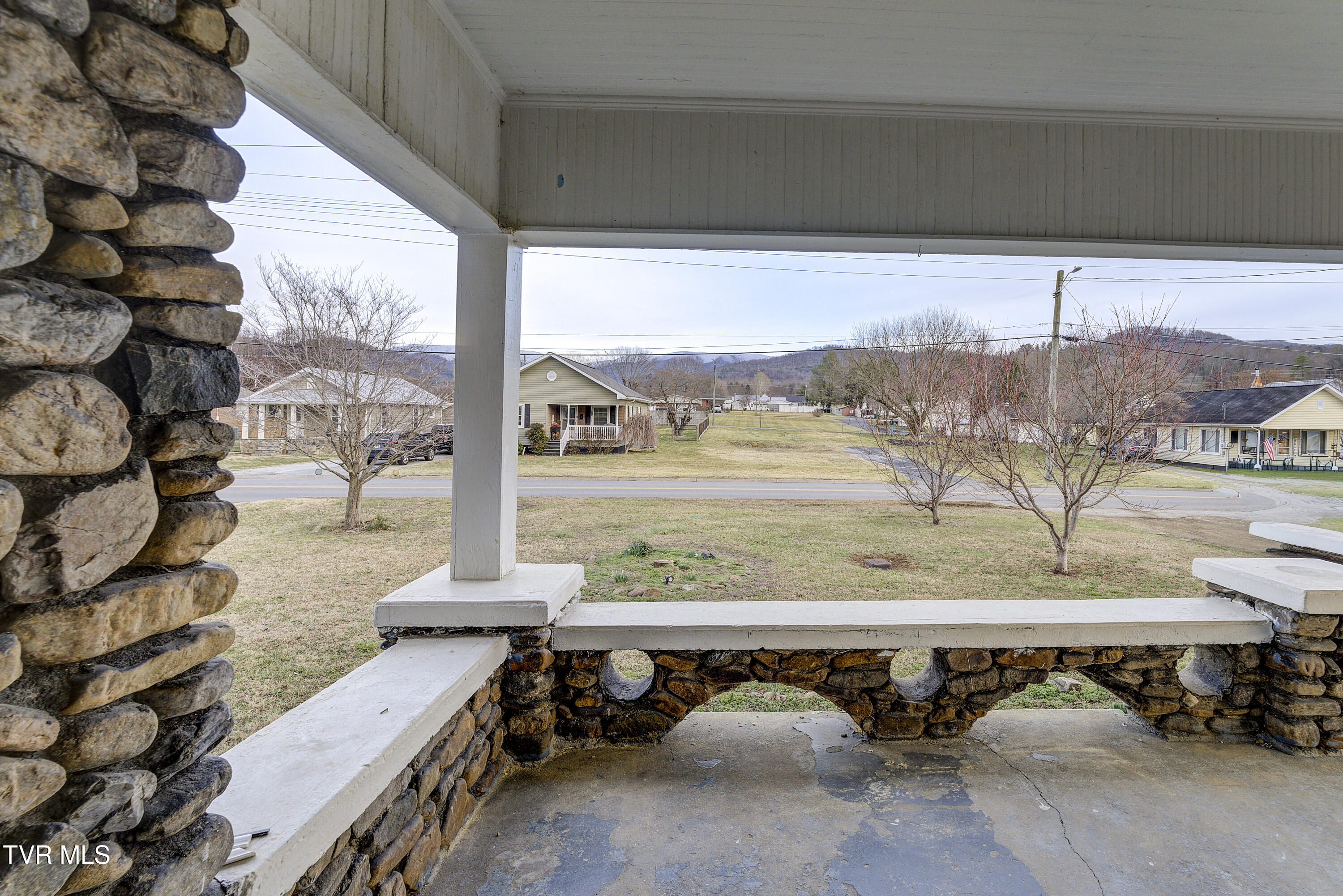 1027 North Elm Avenue Erwin, TN 37650 - Photo 5 of 32 DElmAve--25