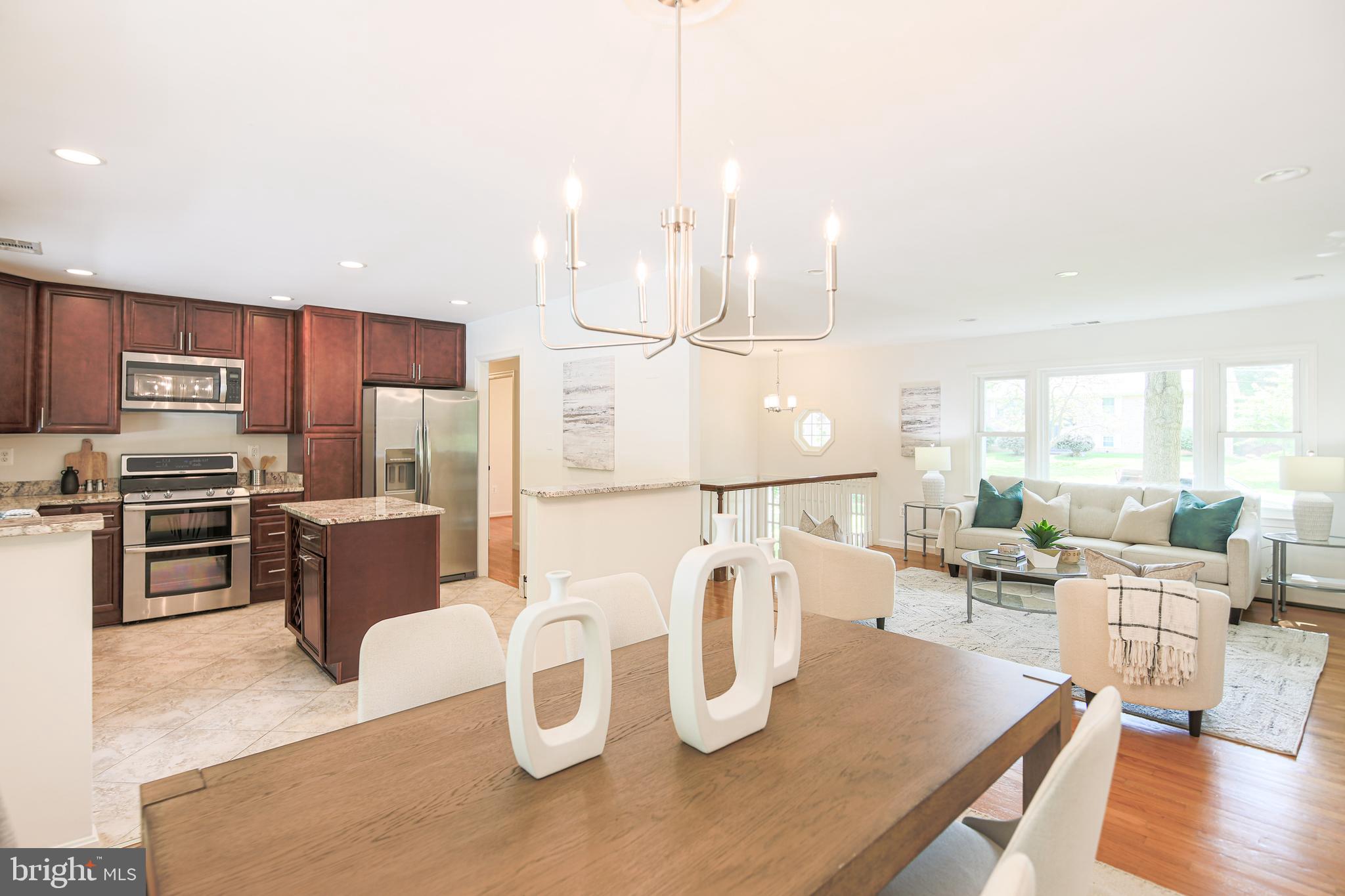 7200 Popkins Farm Road Alexandria, VA 22306 - Photo 15 of 70 Bright & Open Main Level