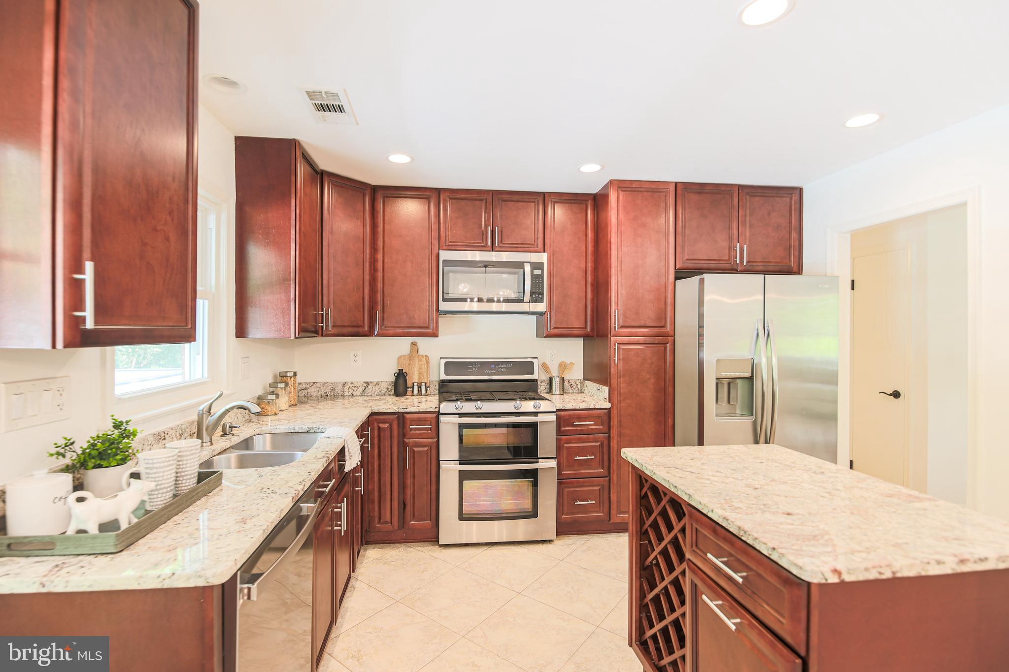 7200 Popkins Farm Road Alexandria, VA 22306 - Photo 16 of 70 Granite Counters in Kitchen