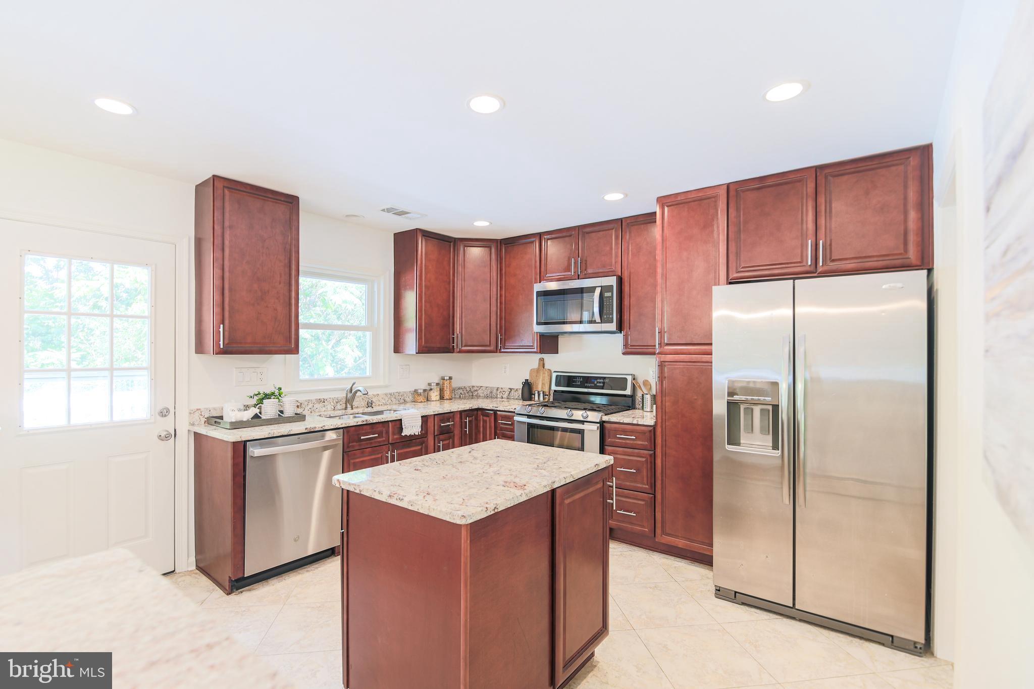 7200 Popkins Farm Road Alexandria, VA 22306 - Photo 17 of 70 Center Island