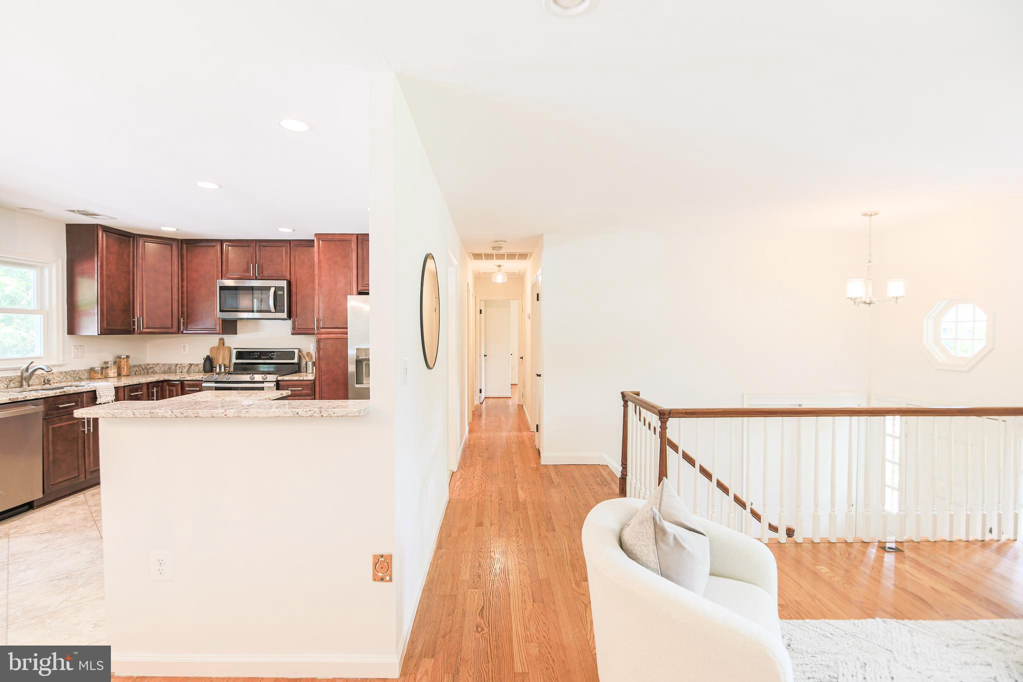 7200 Popkins Farm Road Alexandria, VA 22306 - Photo 30 of 70 View of Main Level Hallway