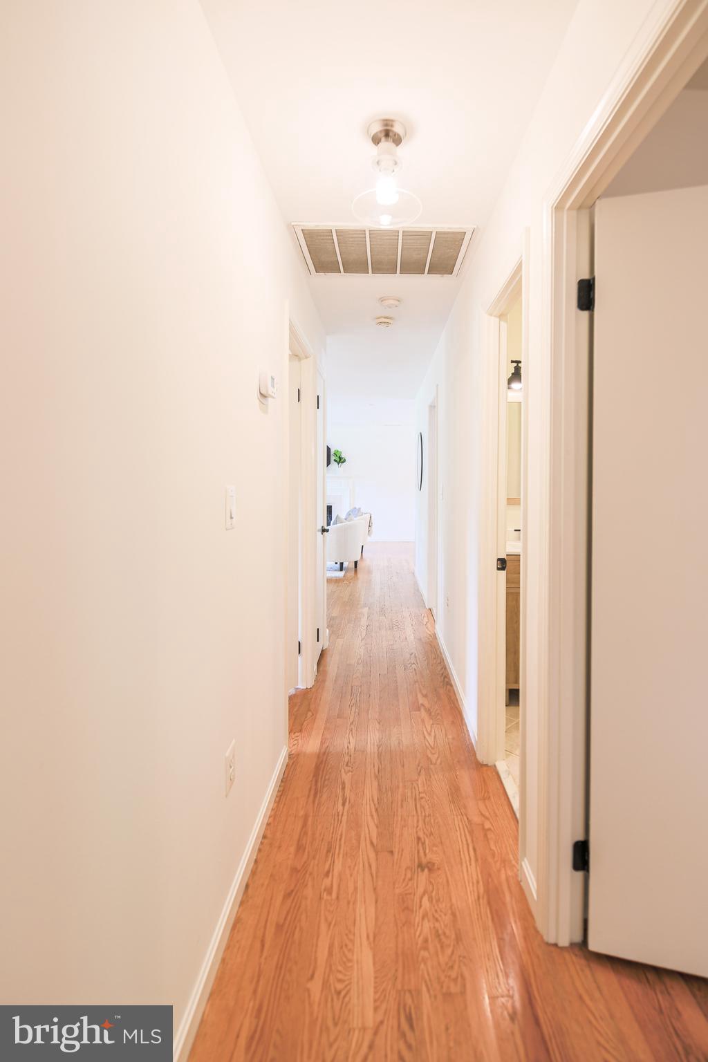7200 Popkins Farm Road Alexandria, VA 22306 - Photo 31 of 70 View of Main Level Hallway