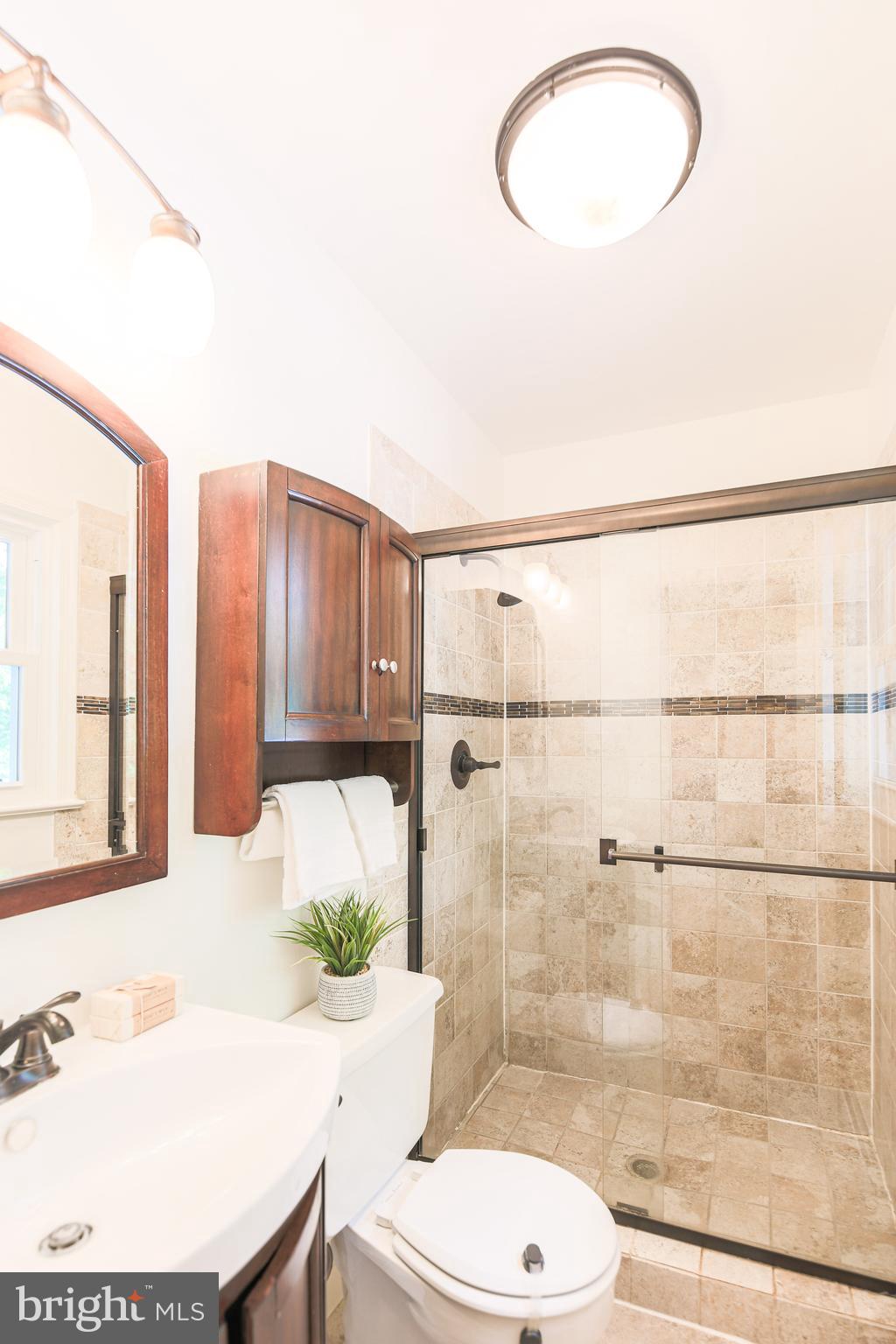 7200 Popkins Farm Road Alexandria, VA 22306 - Photo 35 of 70 En Suite, Updated Primary Bathroom