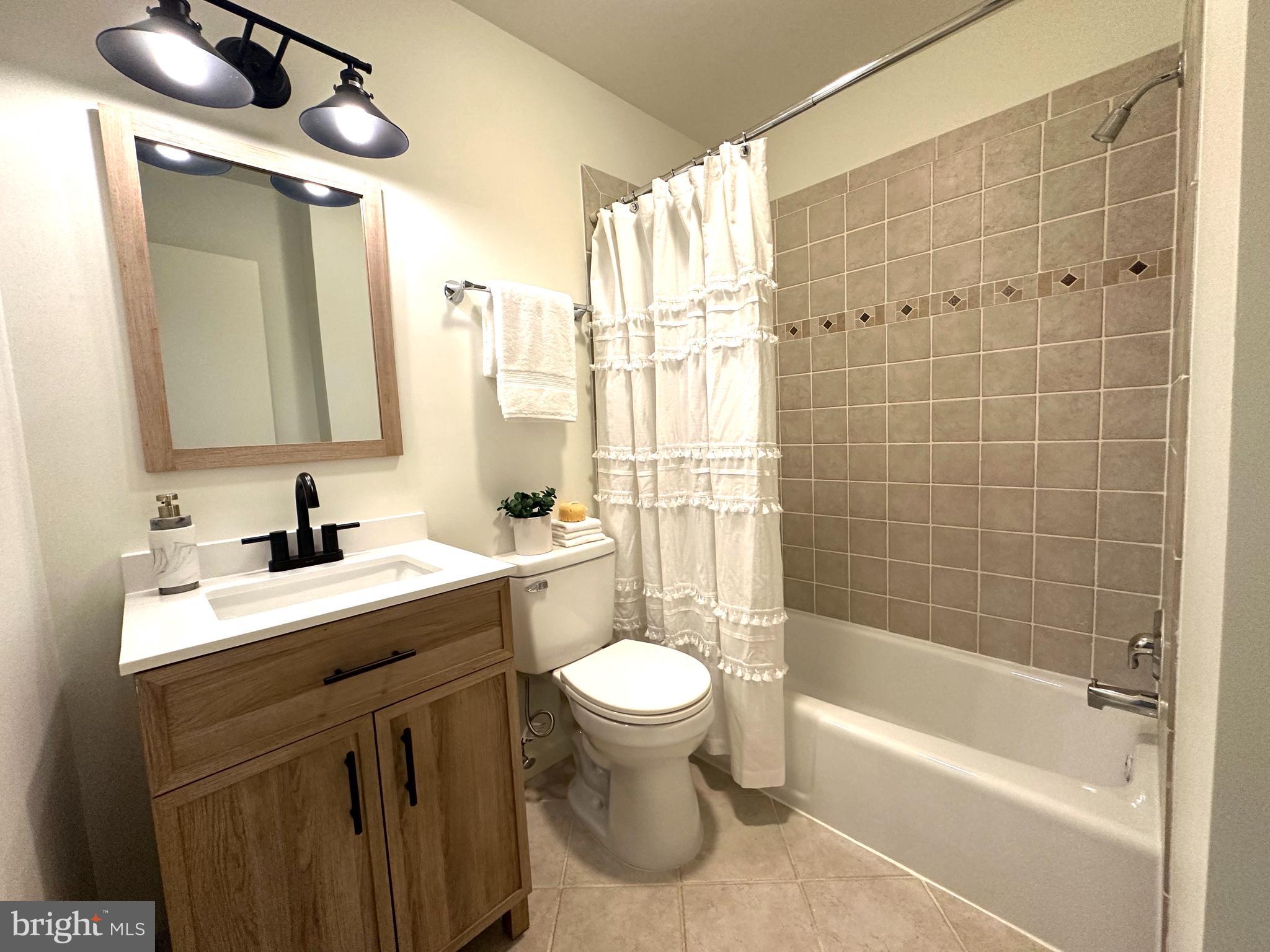7200 Popkins Farm Road Alexandria, VA 22306 - Photo 43 of 70 Full Bathroom on Main Level