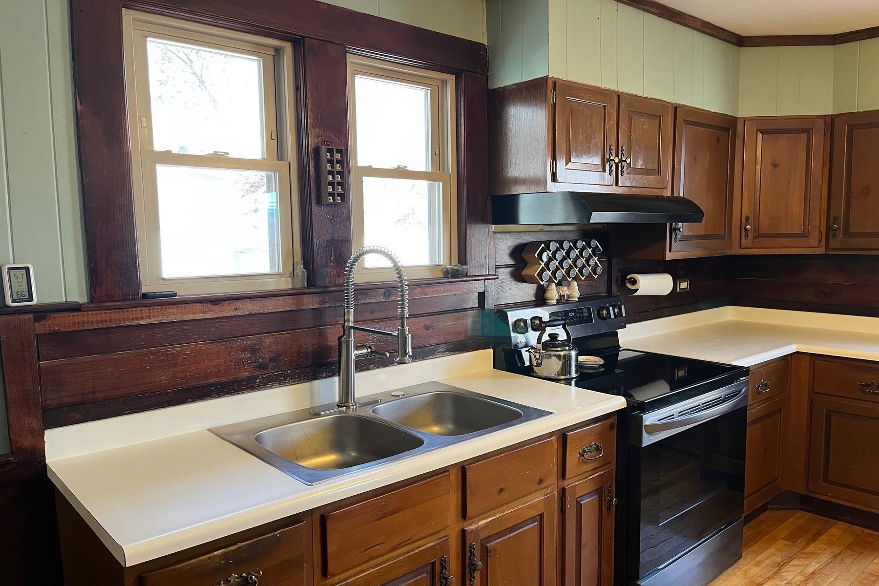 213 Columbian Avenue Rutland, VT 05701 - Photo 12 of 39