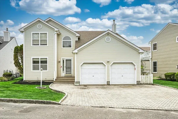 $725,000 | 22 Spinnaker Lane, East Patchogue, NY 11772
