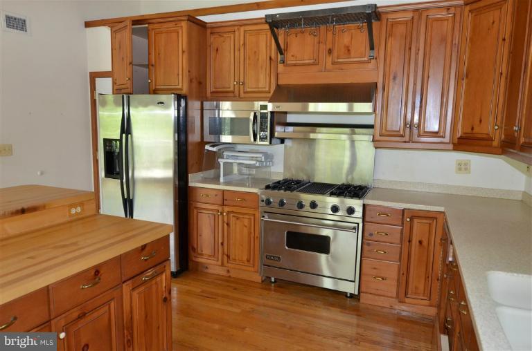 11425 Hook Road Reston, VA 20190 - Photo 8 of 20 Kitchen