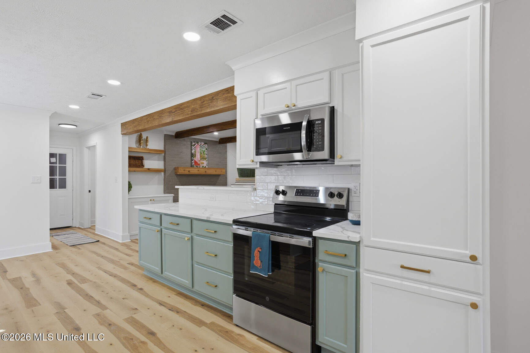 860 Rutherford Drive Jackson, MS 39206 - Photo 12 of 39 kitchen into living 860 Rutherford Dr