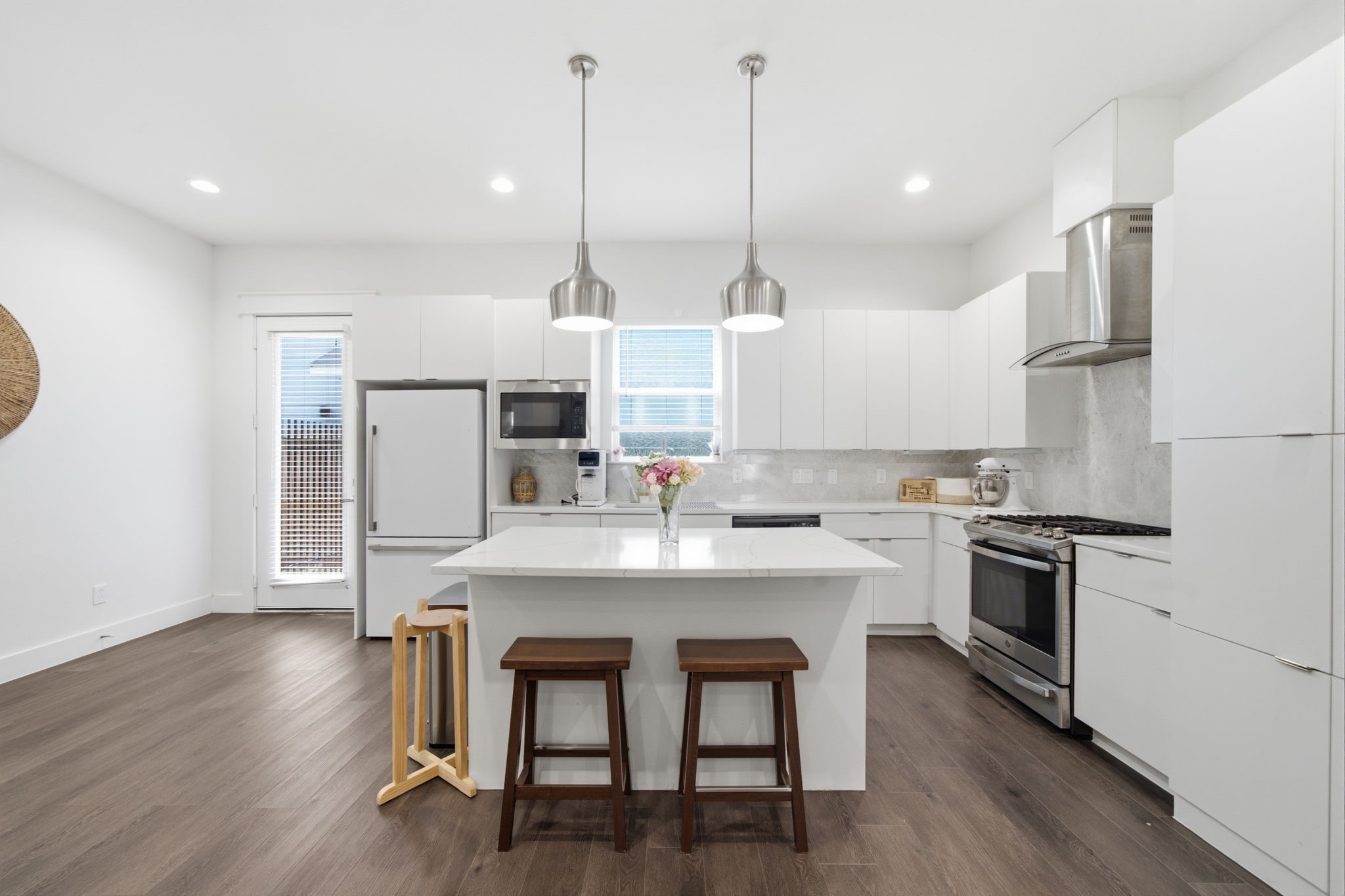 2533 Hollister Road Houston, TX 77080 - Photo 8 of 30 beautiful kitchen
with a large island