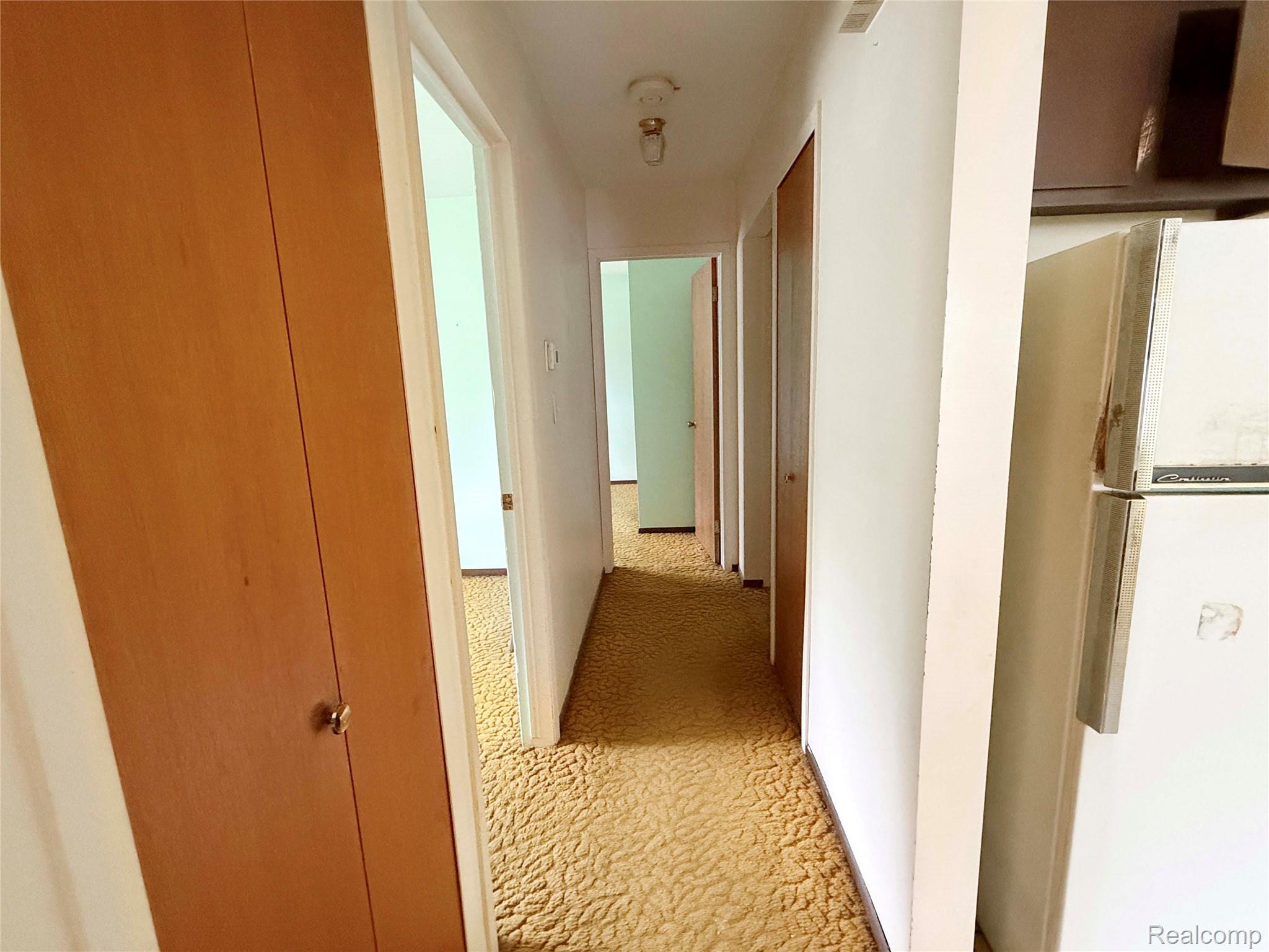 556 Trombley Road Troy, MI 48083 - Photo 6 of 16 7809be1aa7c9b35b11b42956e1017dc7ab21e28c.jpg