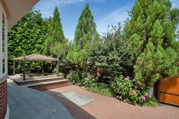 a view of small yard in front of house