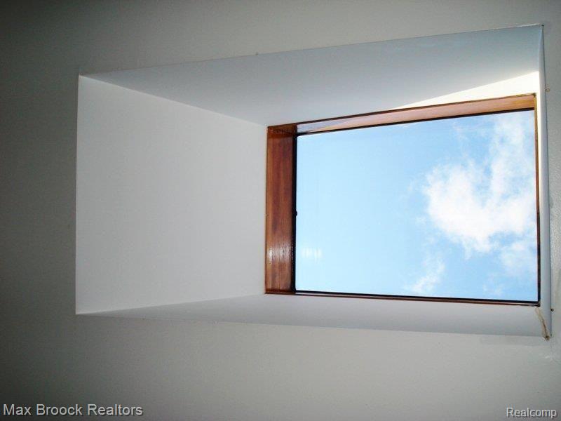 2563 Rhodes Drive Troy, MI 48083 - Photo 5 of 11 Skylight Above Breakfast Area