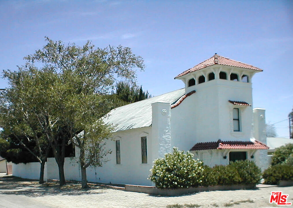 15972 L Street Mojave, CA 93501 - Photo 2 of 2 a front view of a house with a yard