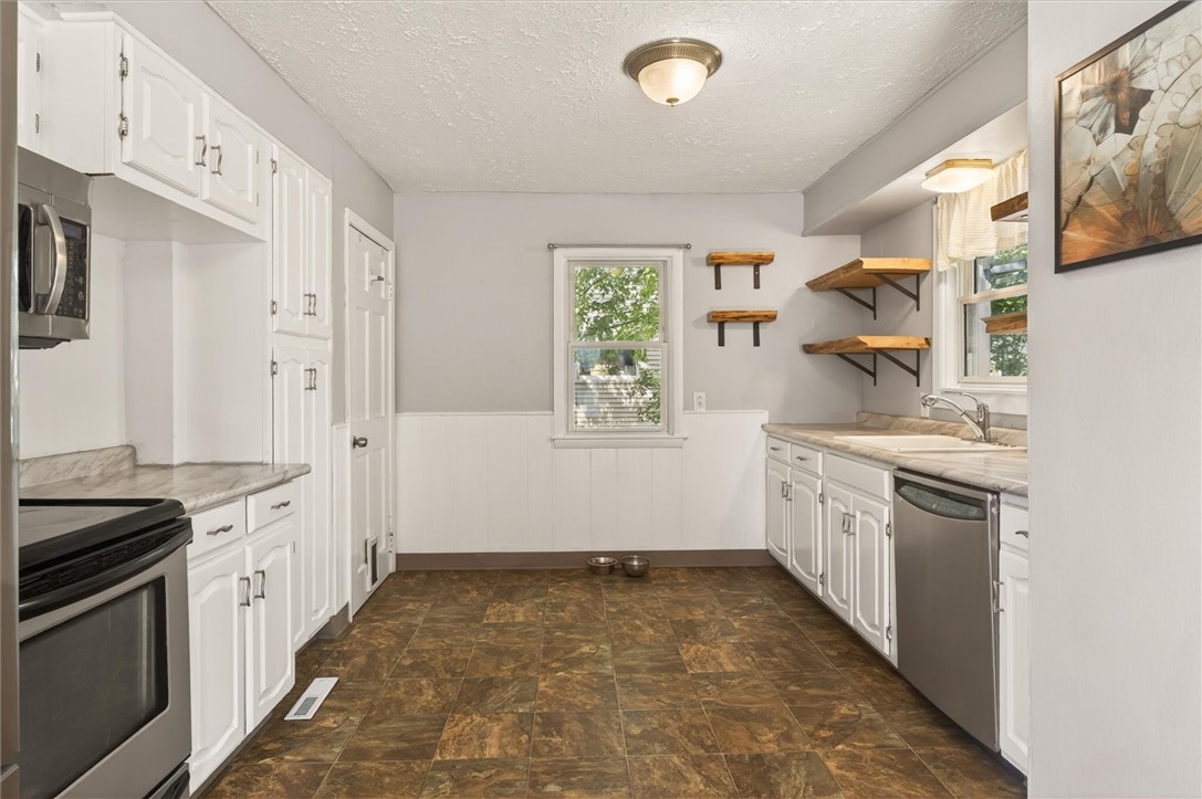 464 Harwick Road Irondequoit, NY 14609 - Photo 10 of 40
