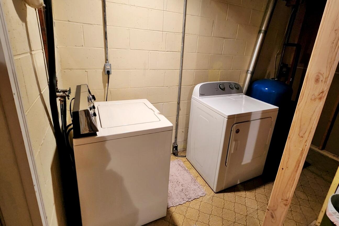 11430 North Lookout Ridge Canadian Lakes, MI 49346 - Photo 17 of 24 17 Laundry