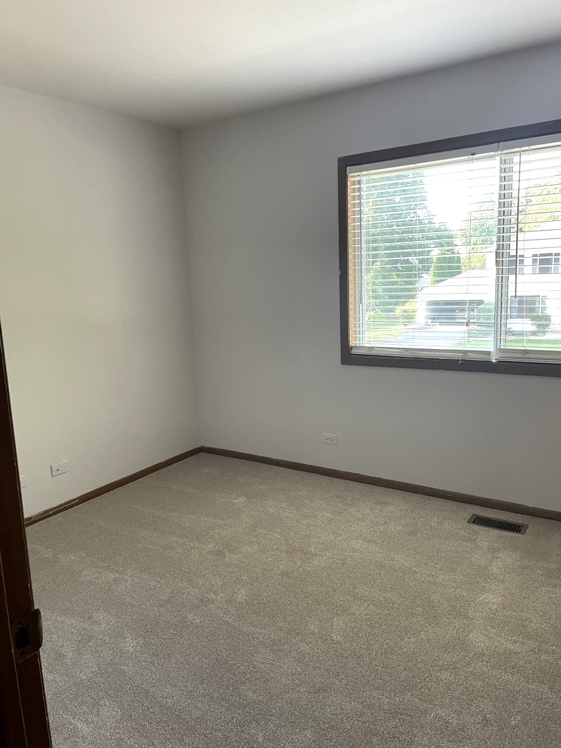 2722 Gateshead Drive Naperville, IL 60564 - Photo 12 of 16 an empty room with a window