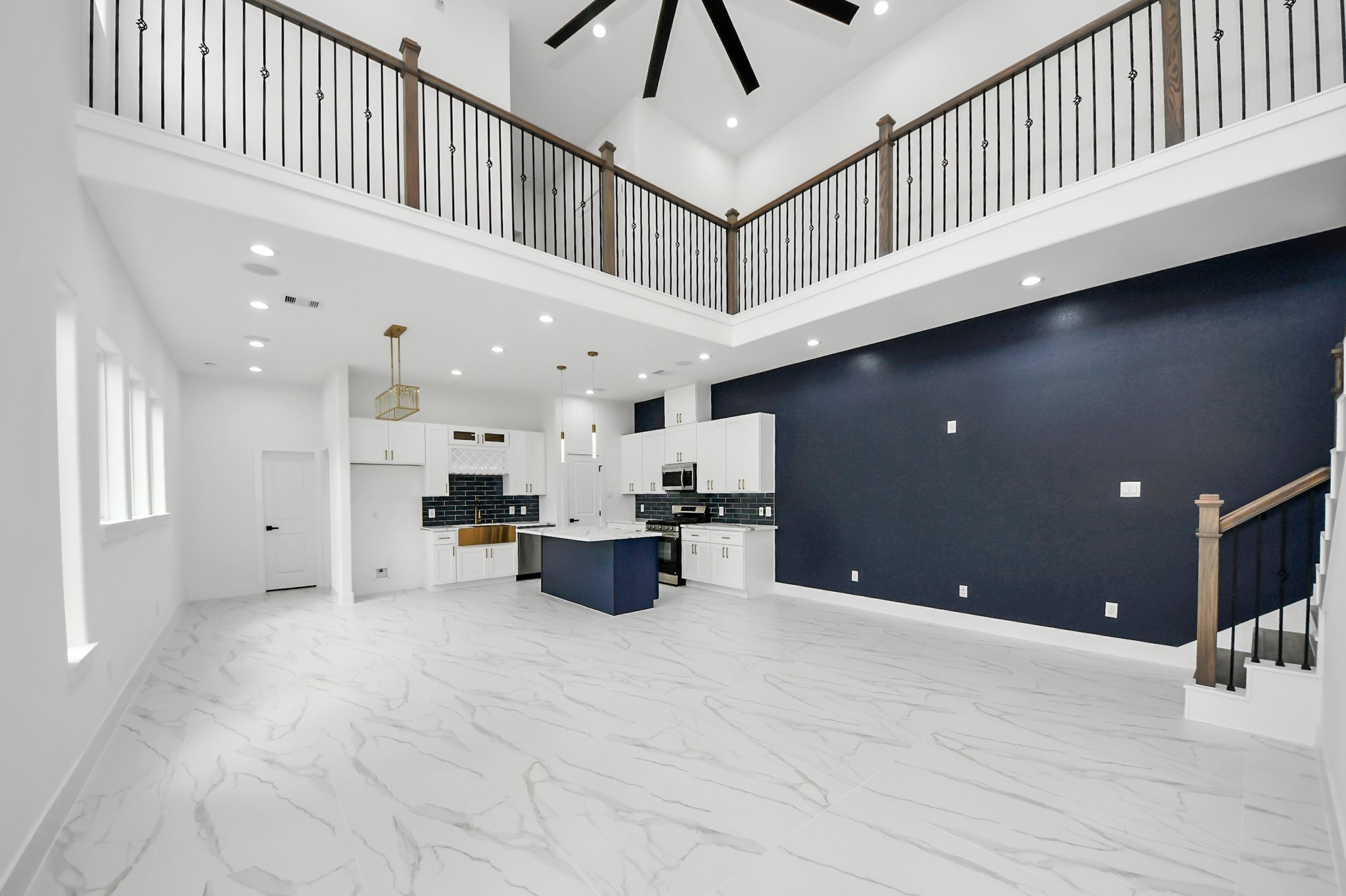 6629 Foster Street Houston, TX 77021 - Photo 8 of 33 Spacious family room highlighted by a stunning accent wall and upper level overlook.
